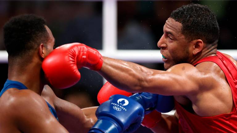 Enmanuel Reyes golpeando en el rostro a Loren Alfonso. Foto: EFE