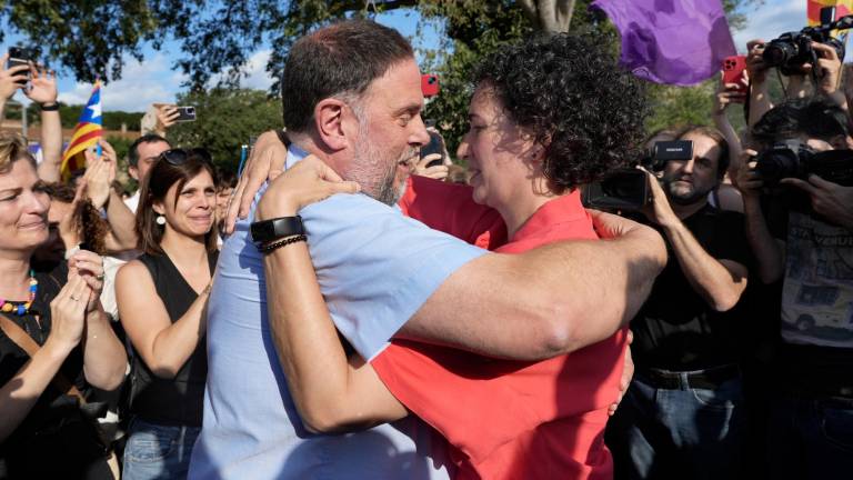 L’abraçada de Marta Rovira i Oriol Junqueras, a Cantallops, un dels moments més esperats. david borrat/efe