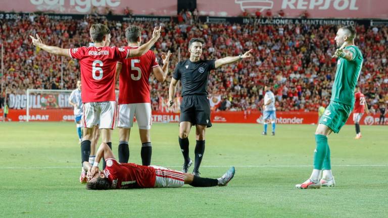 Eder Mallo Fernández señala una falta que los jugadores del Nàstic protestan en el duelo ante el Málaga. Foto: Pere Ferré/DT