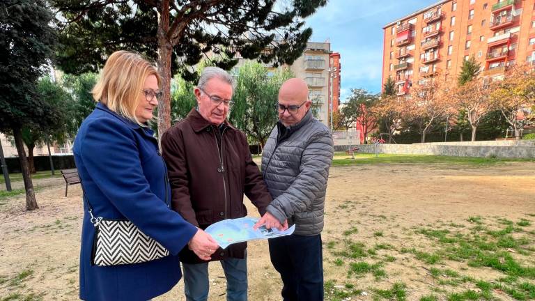 El president de l’Associació de Veïns El Roserar de Mas Iglesias, Francesc Jornet; amb la secretària, Dolors Gómez; i el vicepresident, Jordi Forner, revisant els plànols del tancament del parc de l’Olla. Foto: Alfredo González