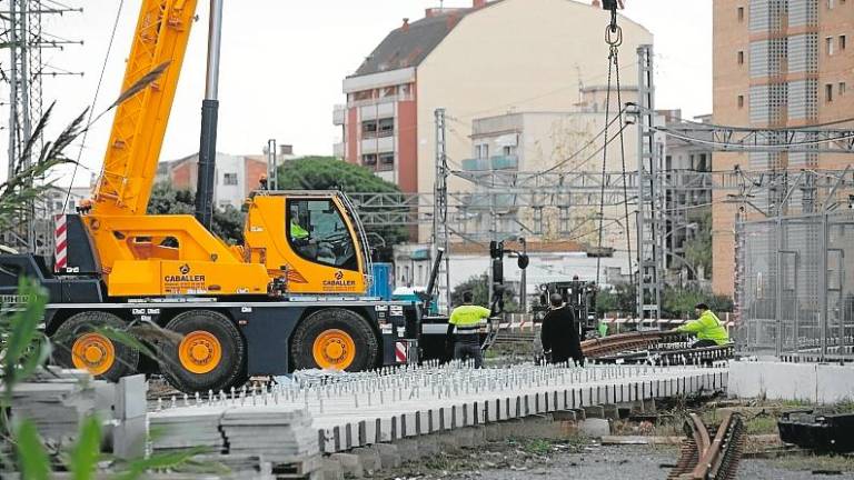 $!Operarios trabajando en la estación de Torredembarra. foto: Marc Bosch