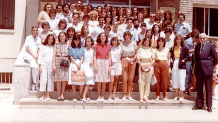 Junio de 1984, los y las estudiantes de la primera promoción de Enfermería a la salida de la entrega de los diplomas. Foto: Cedida