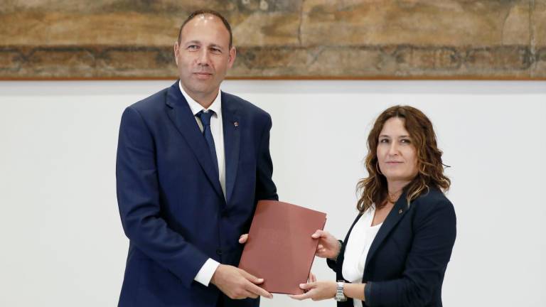 Berni Álvarez y Laura Vilagrà, ayer, durante el traspaso de la cartera. foto: ACN