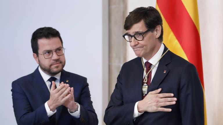 El presidente electo de la Generalitat, Salvador Illa (d), y el expresidente, Pere Aragones, durante el acto de toma posesión de Illa este sábado en Barcelona. Foto: EFE