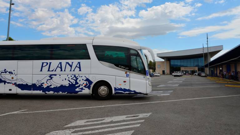 Uno de los vehículos de BusPlana en la Estació del Camp. Foto: DT