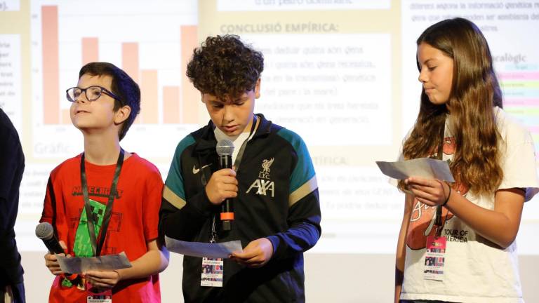 Alumnos de sexto de primaria de la Escola El Serrallo presentando su proyecto en el CaixaForum. FOTO: Pere Ferré