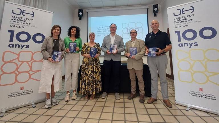 Foto de família dels participants, ahir, a la presentació dels actes del centenari del centre. Foto: Cedida