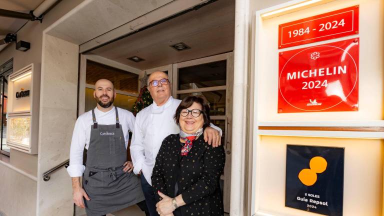 Arnau Bosch junto a sus padres, Juan Bosch y Montserrat Costa. FOTO: ÀNGEL ULLATE