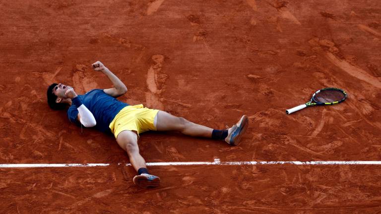 Carlos Alcaraz, tirado en el suelo tras ganar la final. FOTO: EFE