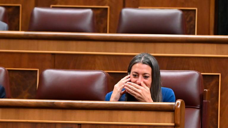 Míriam Nogueras habla por teléfono desde su escaño en el Congreso. Foto: EFE