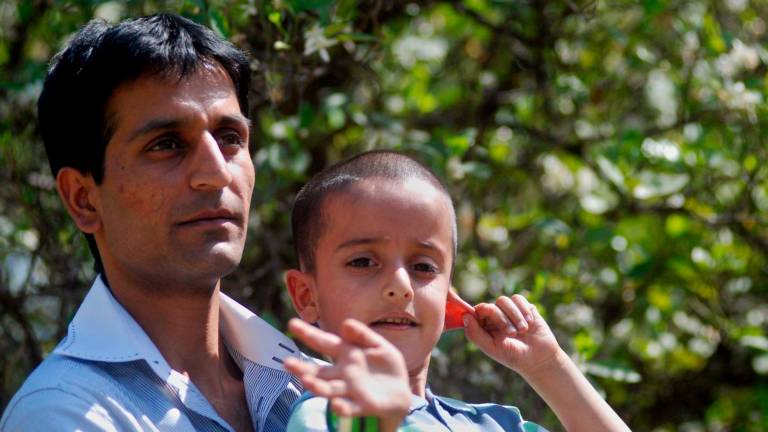 El niño británico de cinco años, Sahil Saeed, reencontrándose con su padre, Raja Naqqash, el 18 de marzo de 2010. Foto: EFE/Str