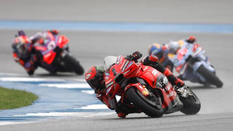 ‘Pecco’ Bagnaia rueda durante el Gran Premio de Tailandia, tras Marc Márquez y Jorge Martín. foto: EFE/Rungroj Yongrit