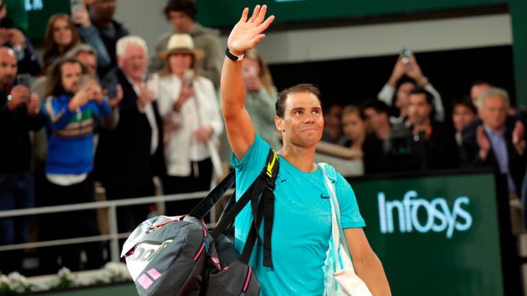 Rafael Nadal abandona la pista central de Roland Garros tras caer ante Zverev en la primera ronda del torneo. Foto: EFE