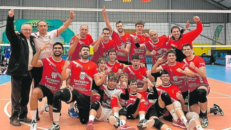 Los jugadores del Sant Pere i Sant Pau celebran el ascenso a Superliga 1. foto: cedida