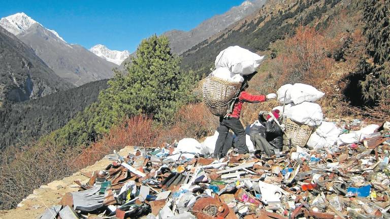 $!Dos sherpas retirando residuos de la zona del Everest en abril de 2021. Foto: Cedida