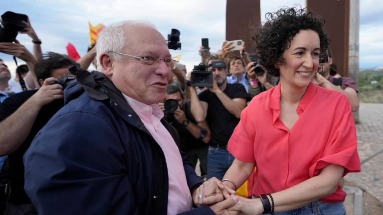 Marta Rovira amb l’exconseller i diputat al Parlament Lluís Puig, ahir a Salses. foto: david borrat/efe