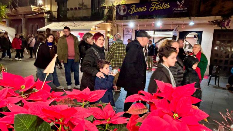 Asistentes en la segunda jornada de la Fira del Regal en la plaza de la Vila. foto: MCG