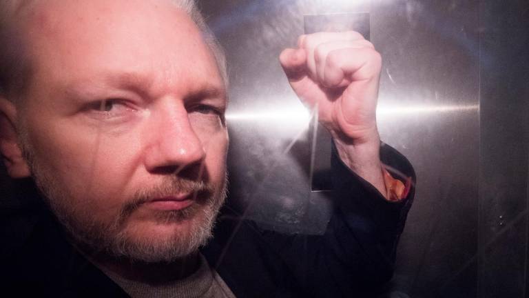 Julian Assange celebra su libertad a su salida de la prisión de Belmarsh