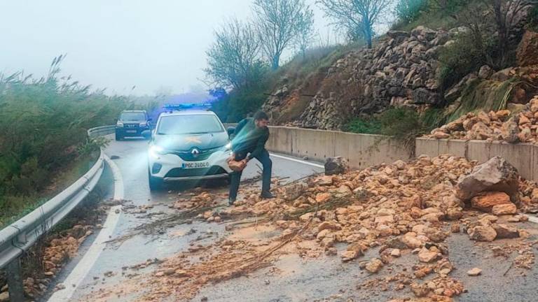 Un agente de la Guardia Civil trabajando para reparar los efectos de la DANA. Foto: EFE