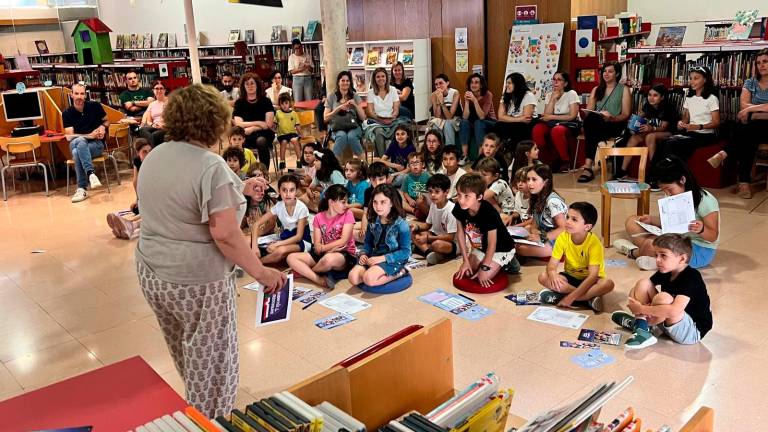 Els infants presents, aquest divendres 31 de maig a la Biblioteca C. Xavier Amorós de Reus, a l’espai infantil. Foto: Alfredo González