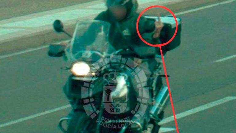 El hombre, haciendo una peineta al radar. Foto: Policía Local de Don Benito