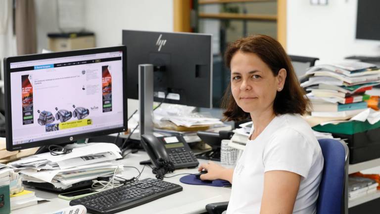 La periodista Núria Pérez Bautista, ayer en la redacción del ‘Diari’, toma el relevo a Álex Saldaña Redondo, que será subdirector. Foto: Pere Ferré