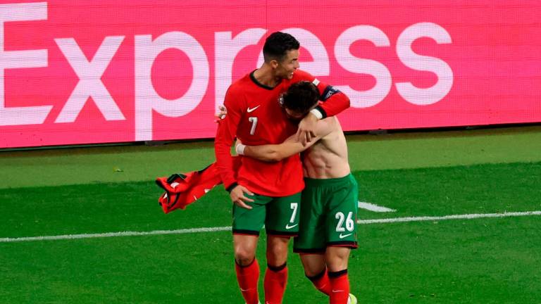 Cristiano Ronaldo abraza al joven Francisco Conceiçao tras el tanto del jugador del Oporto. foto: efe