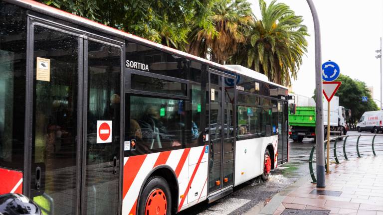 Un bus de la EMT circulando por Tarragona. Foto: Àngel Ullate/DT