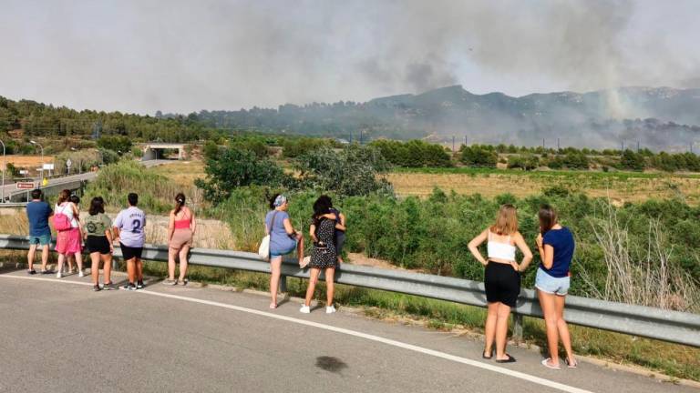 $!Campistas evacuados contemplando el incendio. Foto: Àngel Juanpere