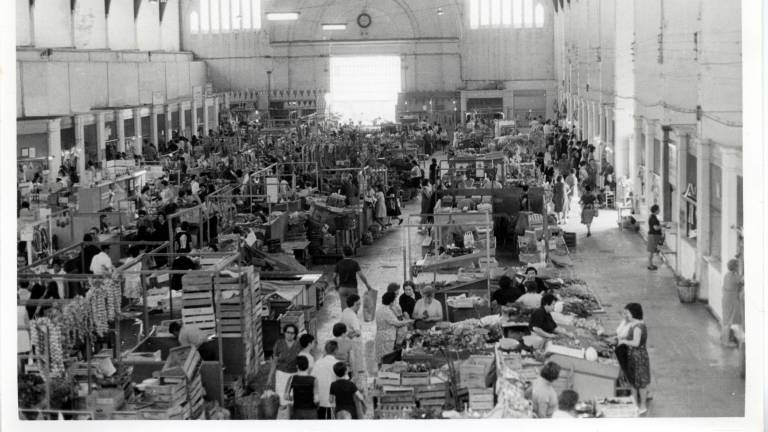 Interior del Mercat municipal de Tortosa, en plena activitat a final dels 60. Foto: Mariano Jover i ACBE