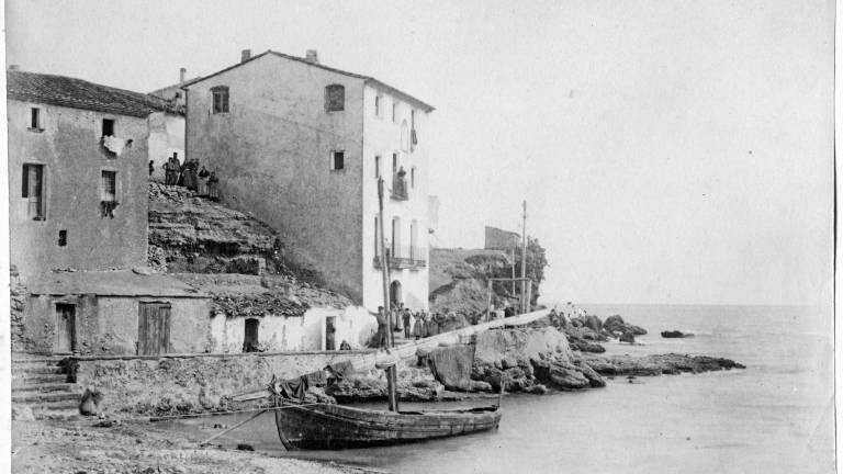 El port de la Cala i una barca de pesca de l’Ametlla a mitjan segle XX. foto: ajuntament de l’ametlla de mar