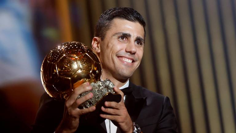 Rodri Hernández posa con el Balón de Oro. Foto: EFE