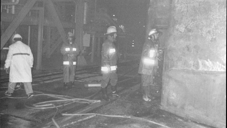 Los bomberos en el interior de la nuclear la noche del accidente. foto: josé barrón/dt