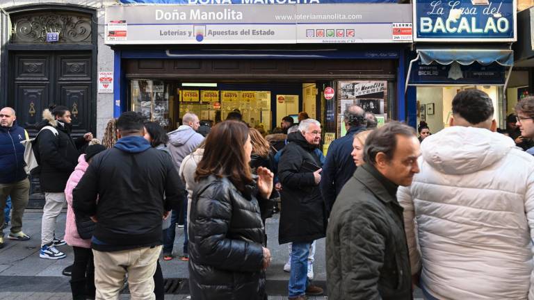 Colas en una administración de Madrid. Foto: EFE