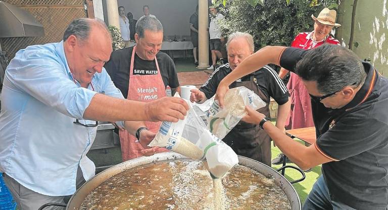 Antonio Naranjo, a la izquierda, y Roncero a la derecha reciben lecciones de como echar le arroz. Foto: V.M. I