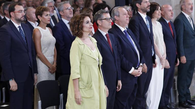 El presidente de Asturias, Adrián Barbón (i, segunda fila), la de Navarra, María Chivite (2i, detrás), y los ministros María Jesús Montero (de izda. a dcha, delante), Félix Bolaños, Jordi Hereu, Ernest Urtasun y Diana Morant, entre otros, asisten al acto de toma posesión del presidente electo de la Generalitat, Salvador Illa, este sábado en Barcelona. Foto: EFE