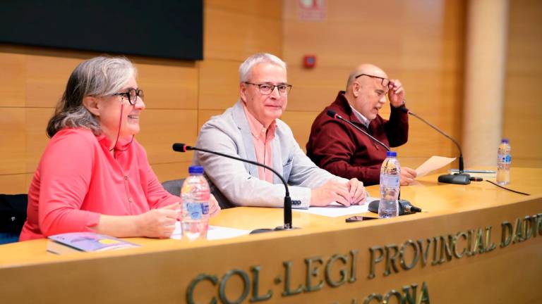 Gloria Aznar, periodista del Diari; Álex Saldaña, autor; y Manuel Rivera, editor de Silva, este jueves por la tarde. Foto: Àngel Ullate