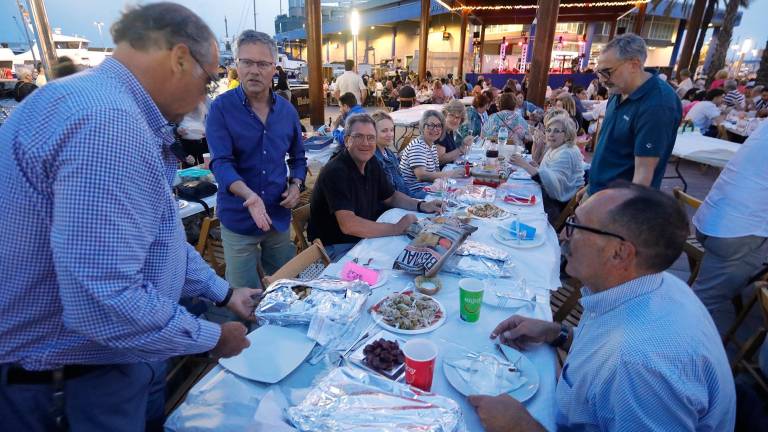 Más de 500 personas participaron en el ‘Sopar a la fresca’ en el Serrallo. Foto: Pere Ferré