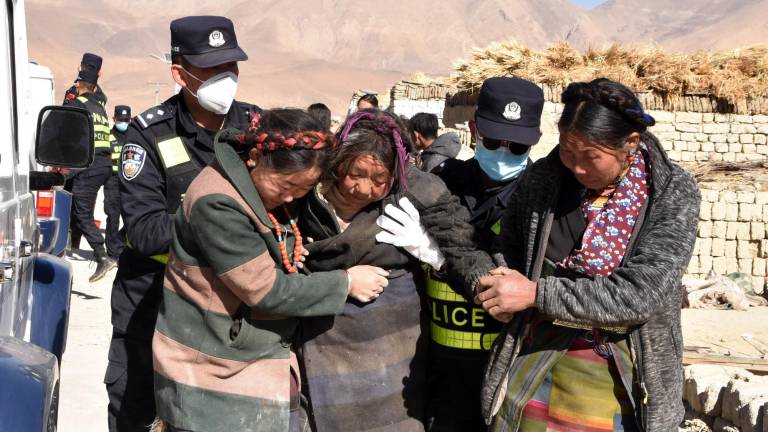 Personas rescatadas tras el terremoto. Foto: EFE