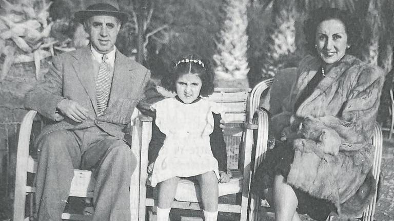 Lluís Mestres, amb la muller i la filla, a Canes el 1946, en un parèntesi del seu exili a Mèxic.