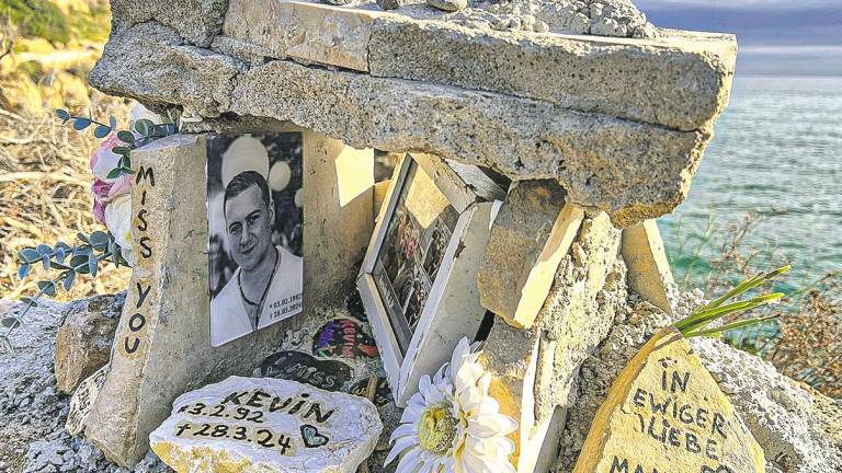 El memorial a Kevin Seipp, un turista alemán que perdió la vida al intentar salvar a un joven que se estaba ahogando en Tarragona. Foto: Alfredo González