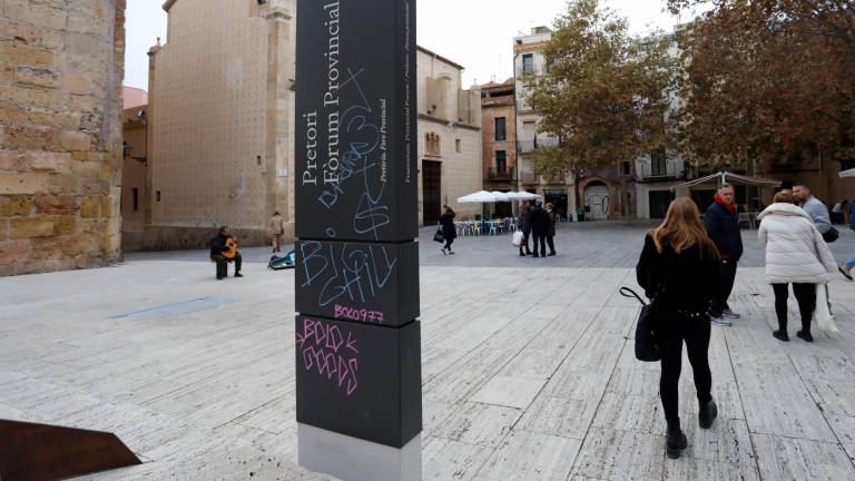 Así dejaron el tótem del Pretori, en la Plaça del Rei. Foto: Pere Ferré