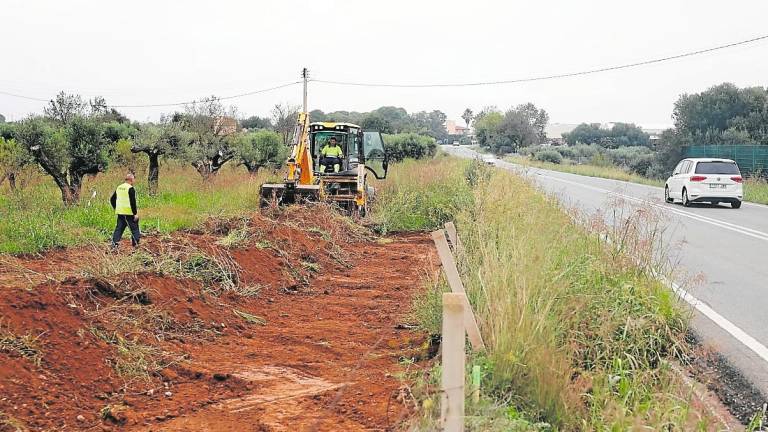 Una excavadora desbrozando, esta semana, el terreno por donde transcurrirá el último tramo del carril bici de la carretera TV-3141. foto: Alba Mariné