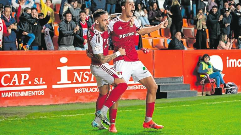 Marc Fernández y Pablo Fernández celebran un gol en el Nou Estadi. foto: marc bosch