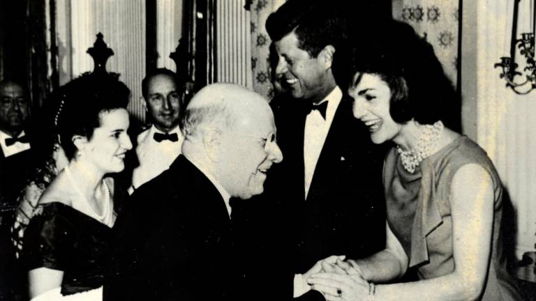 1961. Jackie Kennedy saluda Casals. Al fons, Marta Montáñez amb el president John Kennedy. Foto: Fundació Pau Casals. Fons Pau Casals (ANC).