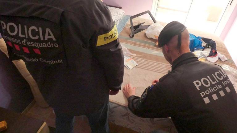 Imagen de los Mossos durante el registro del piso. Foto: Mossos d’Esquadra