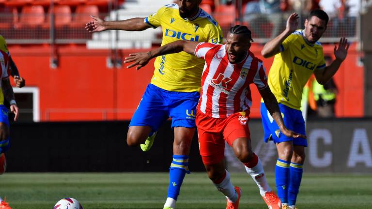 El delantero del Almería Luis Suárez, exjugador del Nàstic, disputa un balón con otro exgrana como Fali, defensa del Cádiz. Foto: EFE