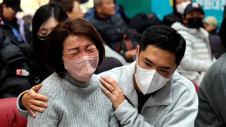 $!Reacciones después de que un avión de Jeju Air se estrellara en el Aeropuerto Internacional de Muan. FOTO: EFE