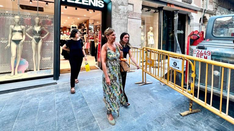 El nuevo Tezenis de la calle Llovera recibe clientela desde el pasado sábado, cuando abrió al público. Foto: Alfredo González