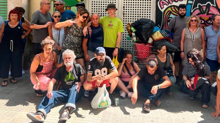 Miembros de ARSU y usuarios de La Illeta, despidiéndose del equipamiento este mediodía. Foto. Alfredo González